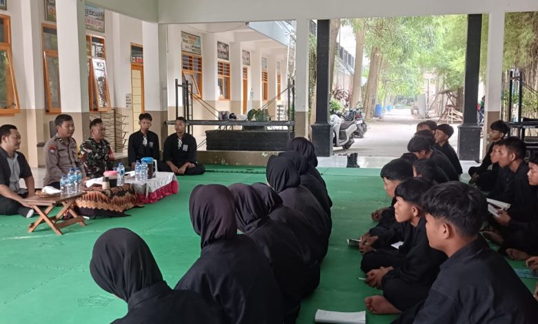Photo of Babinsa Koramil 02/Pesantren Dampingi Sosialisasi Produk Hukum di Kalangan Pelajar Anggota PSHT
