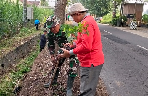 Photo of Koramil 02/Pesantren dan Petani Kota Kediri Gotong Royong Lakukan Penghijauan