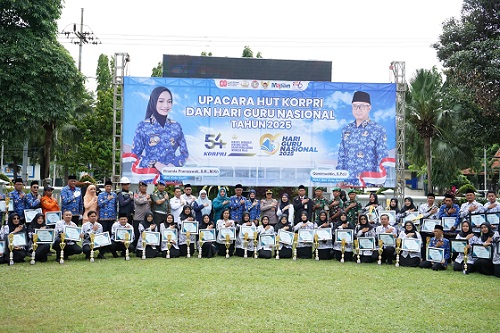 Photo of Upacara HUT KORPRI dan HGN, Mbak Wali Serahkan Santunan dan Piagam Penghargaan