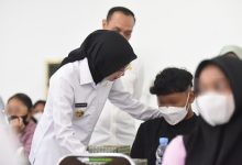 Photo of Serahkan BLT Untuk Anak Berhadapan Dengan Hukum, Mbak Wali Titipkan Pesan Untuk Tetap Semangat