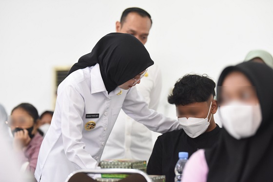 Photo of Serahkan BLT Untuk Anak Berhadapan Dengan Hukum, Mbak Wali Titipkan Pesan Untuk Tetap Semangat