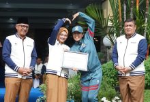 Photo of Mbak Wali Serahkan Bonus Atlet, Berikut Besaran yang Diterima