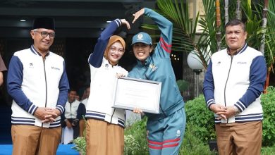 Photo of Mbak Wali Serahkan Bonus Atlet, Berikut Besaran yang Diterima