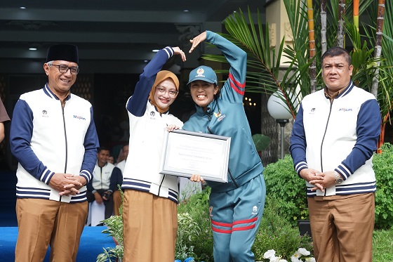 Photo of Mbak Wali Serahkan Bonus Atlet, Berikut Besaran yang Diterima