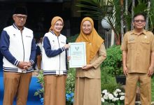 Photo of Serahkan SK Kenaikan Pangkat ASN dan BLT, Mbak Wali Titipkan Pesan Berikut