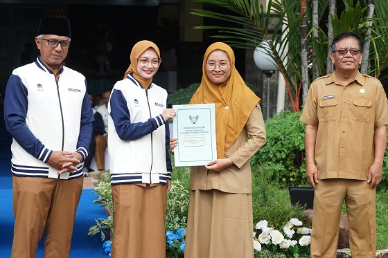 Photo of Serahkan SK Kenaikan Pangkat ASN dan BLT, Mbak Wali Titipkan Pesan Berikut