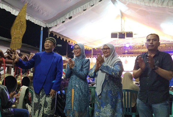 Photo of Mbak Dina Komitmen Tingkatkan Budaya Lokal, Lakon “Lahirnya Wisanggeni” Meriahkan Kelurahan Tosaren