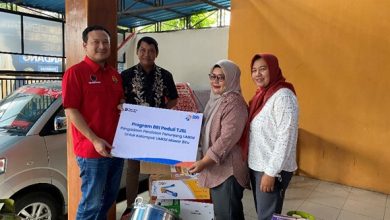 Photo of Bank Rakyat Indonesia Nganjuk Dukung Pengembangan UMKM, BRI Salurkan Bantuan Sarana Usaha untuk UMKM Mawar Biru