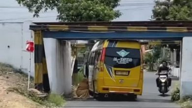 Photo of Portal Atas BH 598 Tertemper Mobil Elf, KAI Daop 7 Madiun Imbau Pengendara Patuhi Batas Ketinggian Kendaraan di Under pass