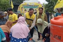 Photo of Anggota DPRD Jawa Timur Partai Golkar Salurkan Air Bersih Kepada 2500 KK di Desa Kebonrejo