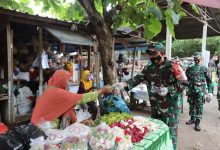 Photo of Brigjen TNI Irdam V/BRW Tinjau Penerapan Prokes di Pasar Tradisional