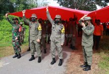 Photo of Kapolda Jatim-Personel Latgab SAR Bentangkan Merah Putih Raksasa