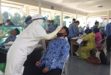 Photo of Hari Pertama Kerja, 139 Pejabat Pemkab Kediri “Disambut” Tes Rapid Antigen