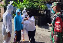 Photo of Sosok “Pocong” Ikut Sosialisasikan Disiplin Prokes di Kelurahan Pojok