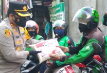 Photo of Ringankan Beban, Polres Kediri kota Berbagi Dengan Driver Ojol
