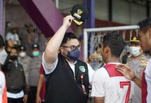 Photo of Lolos 16 Besar+Ultah Pernikahan, Dihadiahi Topi Bupati