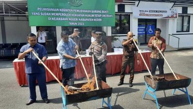 Photo of Kejari Kabupaten Kediri Gelar Pemusnahan Barang Bukti 128 Perkara