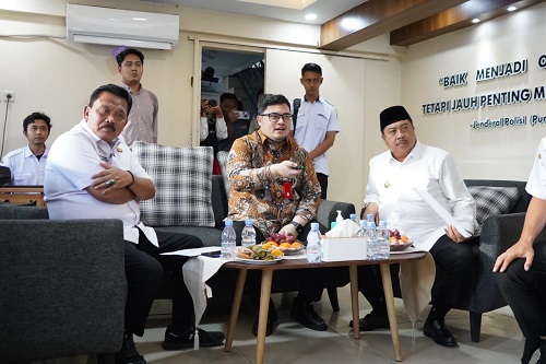 Photo of Rencanakan Pembangunan Flyover Mengkreng, Mas Dhito Bertemu Bupati Nganjuk dan Jombang