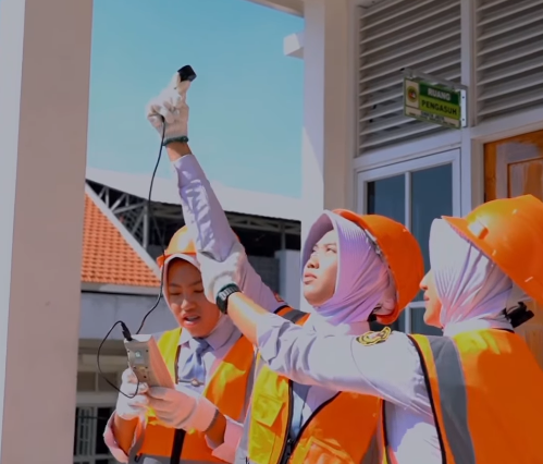 Photo of Tim CSR IT PLN Kenalkan PLTS ke Taruna SMAN 5 Taruna Brawijaya Jawa Timur
