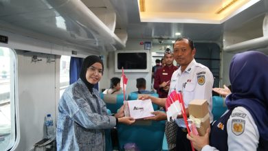 Photo of Begini Cara KAI Daop 7 Madiun Rayakan HUT ke-81 RI di Stasiun dan di Atas Kereta Api