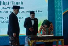 Photo of Pemkab Kediri Serahkan Sertifikat Tanah untuk Pembangunan Hotel Haji