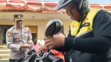 Photo of Semarakkan HUT RI Ke-81, Polsek Kediri Kota Bagi Bandera Merah Putih Kepada Ojol dan Tukang Becak