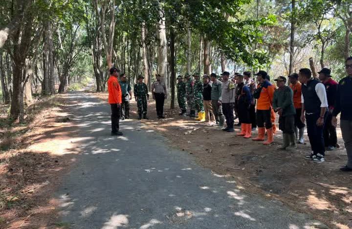 Photo of Pemkab Kediri Terjunkan Personil Pantau Dampak Kebakaran Kawasan Gunung Wilis
