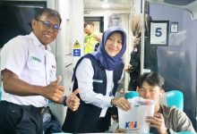 Photo of Sambut HUT ke-81 KAI, Daop 7 Madiun Bagikan Ratusan Porsi Nasi Pecel Pincuk Khas Madiun untuk Pelanggan KA