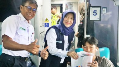 Photo of Sambut HUT ke-81 KAI, Daop 7 Madiun Bagikan Ratusan Porsi Nasi Pecel Pincuk Khas Madiun untuk Pelanggan KA