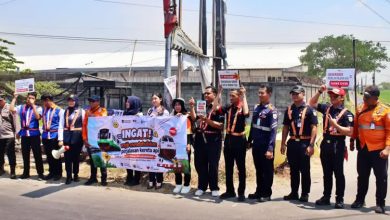 Photo of KAI Daop 7 Madiun Bersama KAI Commuter serta Gandeng Komunitas Railfans dan Stakeholder Gencarkan Sosialisasi Keselamatan di JPL Jombang
