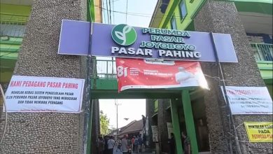 Photo of Pedagang Pasar Pahing Pasang Baliho Protes, Delapan Kali Audiensi Tidak Ada Titik Temu